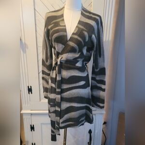 DOLCE CABO BLACK AND GREY CARDIGAN SIZE M